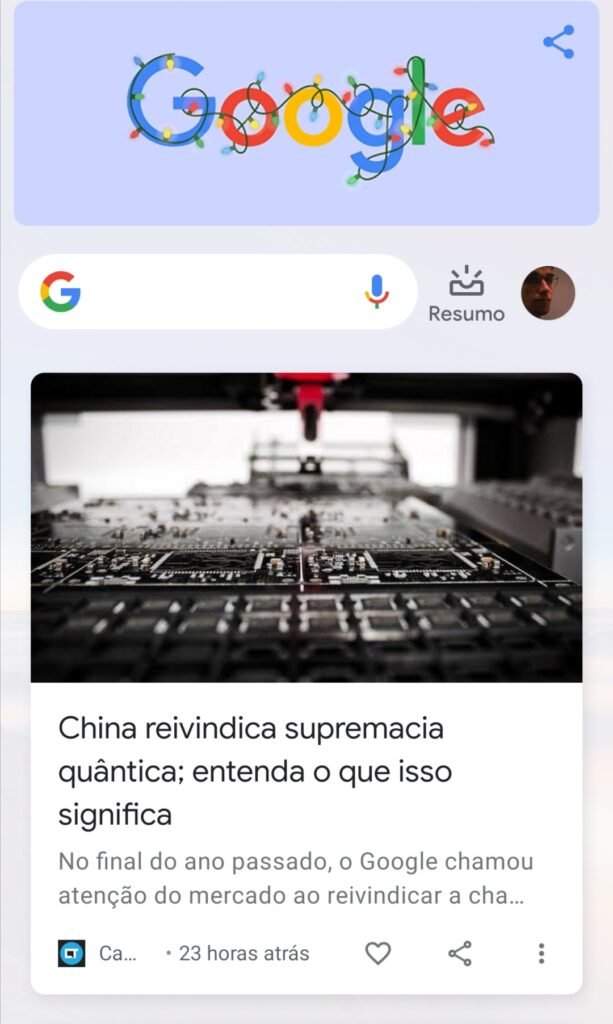 Feed do Google Discover direto em alguns dispositivos mobile ao lado da página principal, com um deslizar
