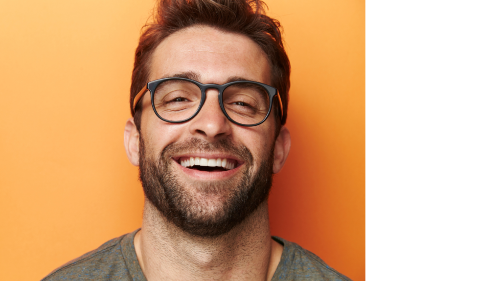 Homem de óculos sorrindo