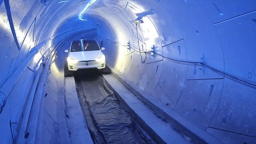 Carro da Tesla transitando em túnel do sistema loop, da The Boring Company