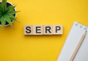 Foto de quadrados de madeira, cada um com uma letra até completar a palavra SERP. O que é SERP saiba o que e qual é a importância desse conceito