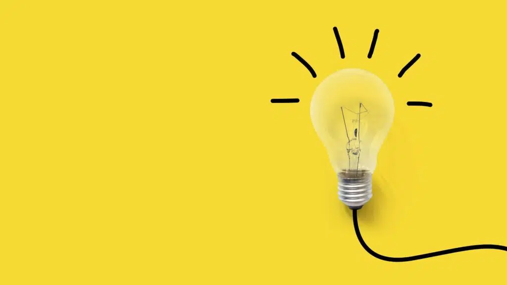 Desenho de lâmpada acessa em fundo amarelo para representar a inovação