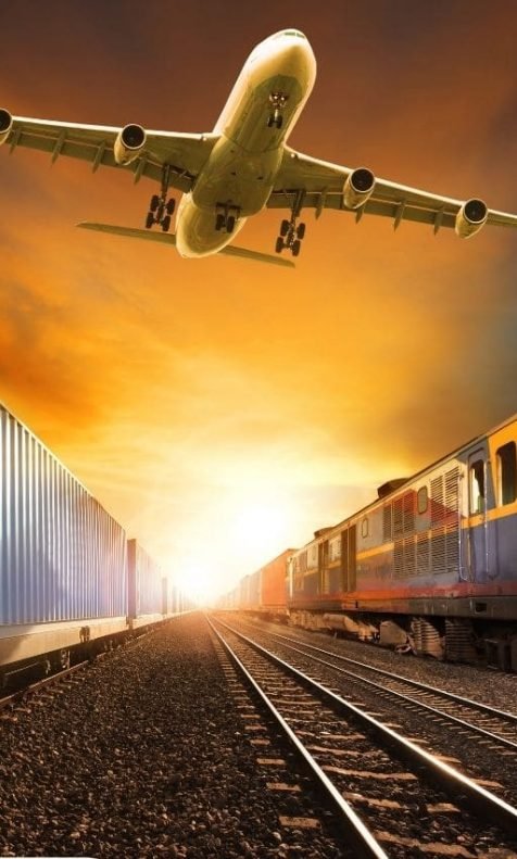 Avião no ar, acima de trem e metrô nos trilhos