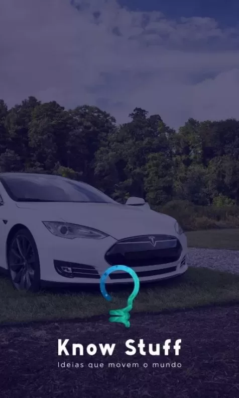 Carro branco elétrico da Tesla com logo da Know Stuff, ideias que movem o mundo