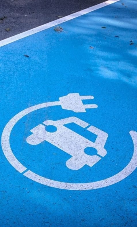 Desenho em tinta de carro elétrico rodeado por uma seta