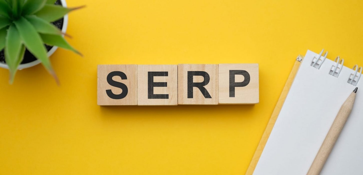 Foto de quadrados de madeira, cada um com uma letra até completar a palavra SERP. O que é SERP saiba o que e qual é a importância desse conceito