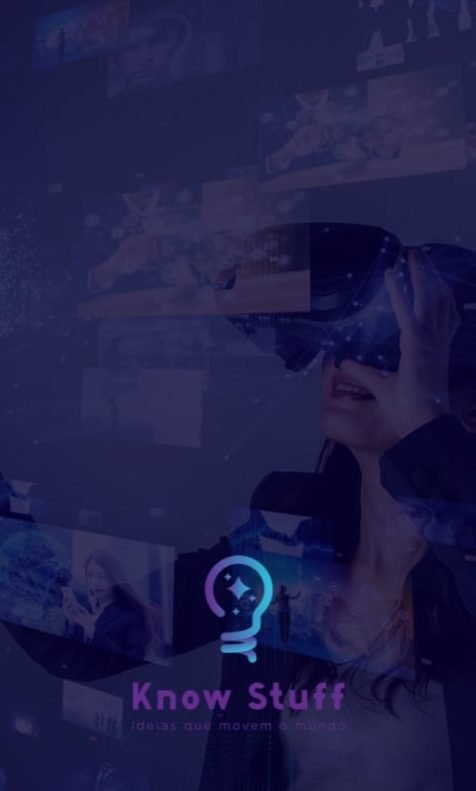Mulher utilizando óculos de realidade virtual enquanto interage com painéis digitais à sua frente, de realidade aumentada